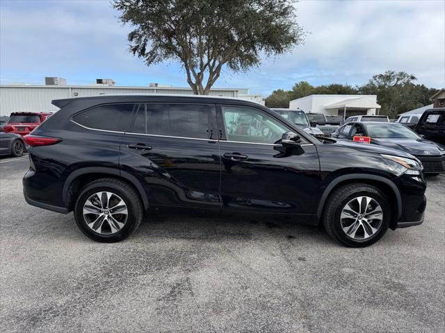 used 2022 Toyota Highlander car, priced at $32,200