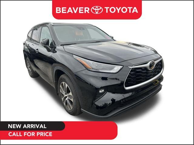 used 2022 Toyota Highlander car, priced at $34,900