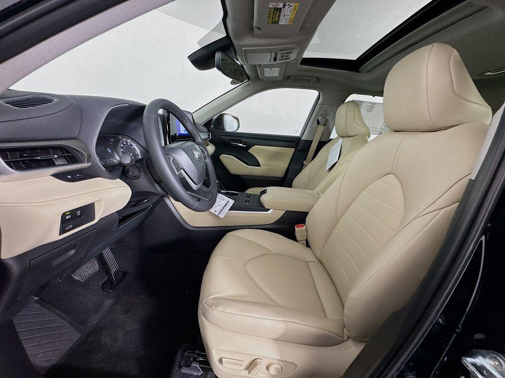 new 2025 Toyota Highlander car, priced at $47,285