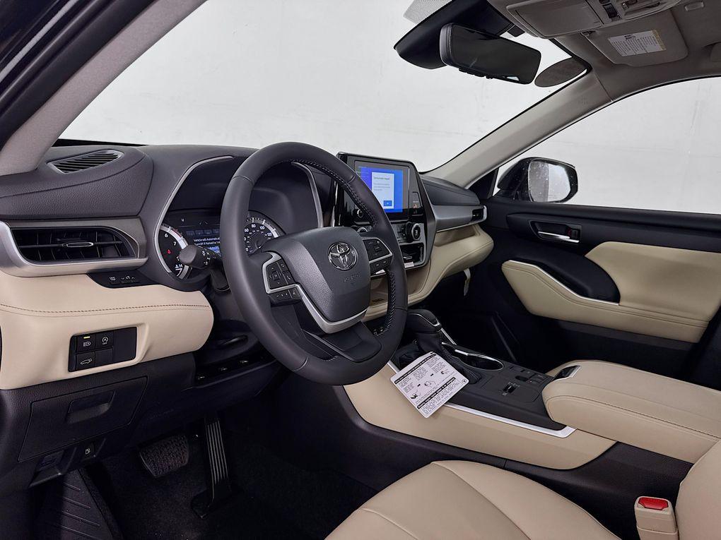 new 2025 Toyota Highlander car, priced at $47,285
