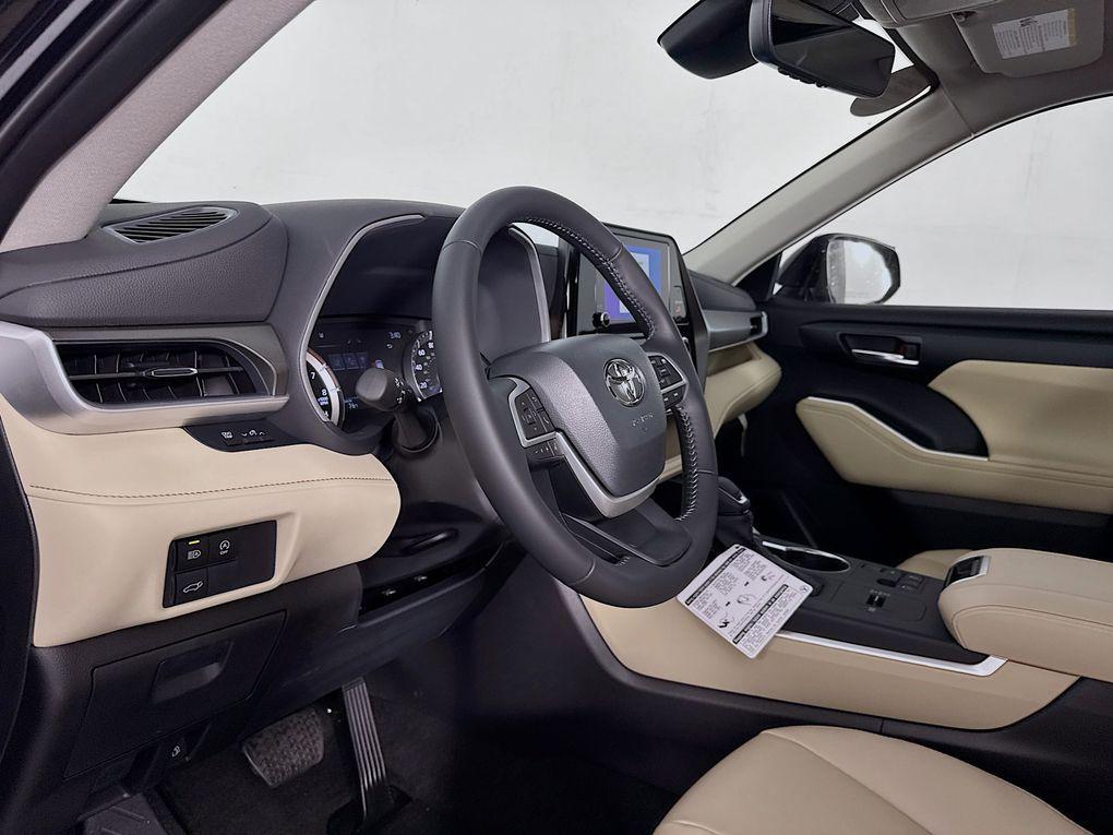 new 2025 Toyota Highlander car, priced at $47,285
