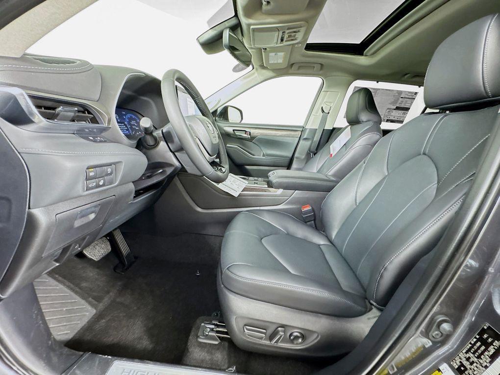 used 2025 Toyota Highlander car, priced at $50,900