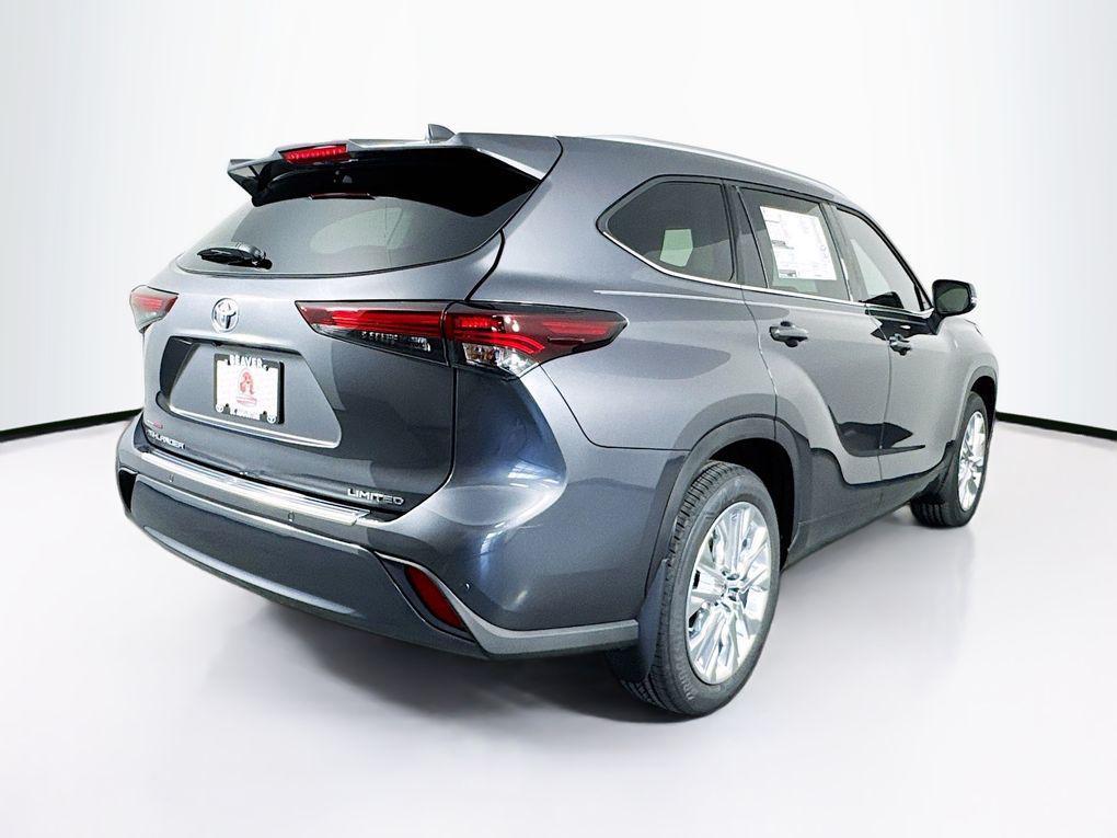 used 2025 Toyota Highlander car, priced at $50,900