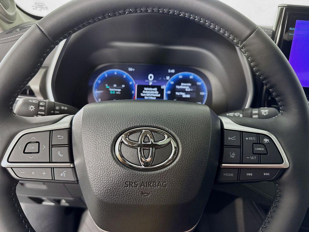 used 2025 Toyota Highlander car, priced at $50,900