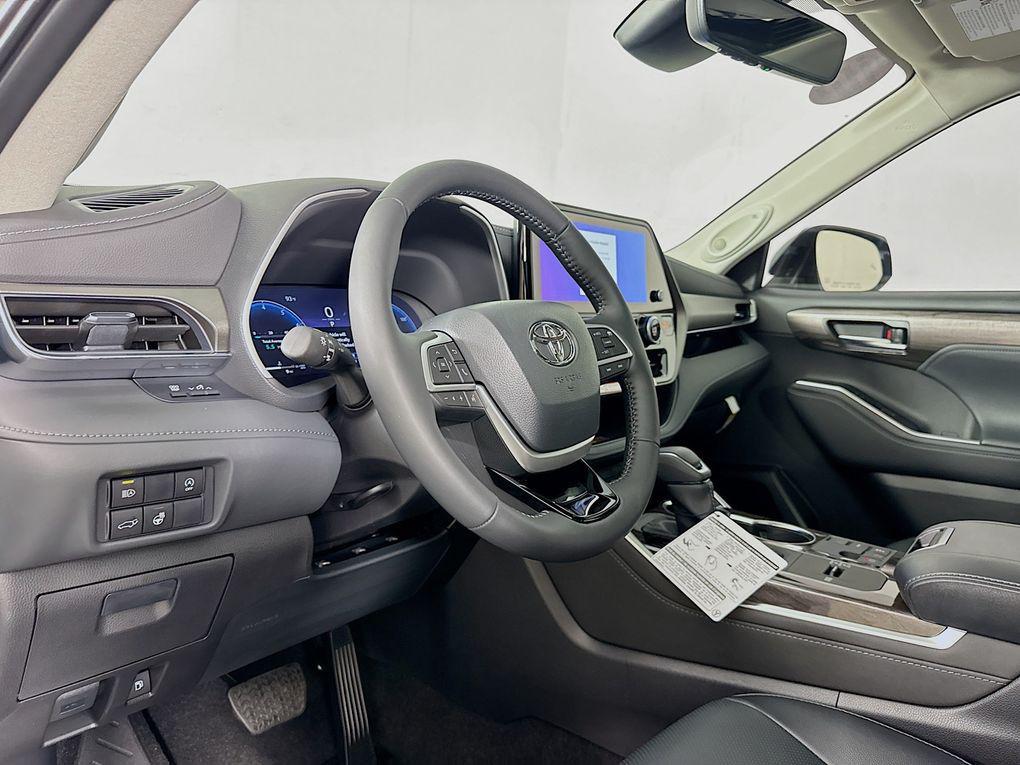 used 2025 Toyota Highlander car, priced at $50,900