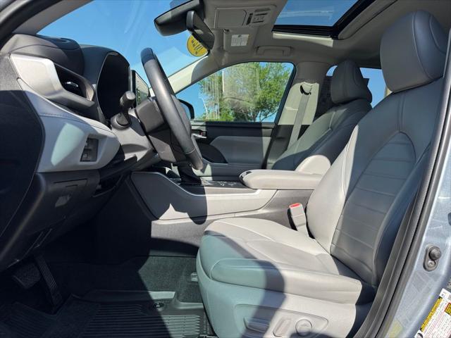 used 2022 Toyota Highlander car, priced at $35,500