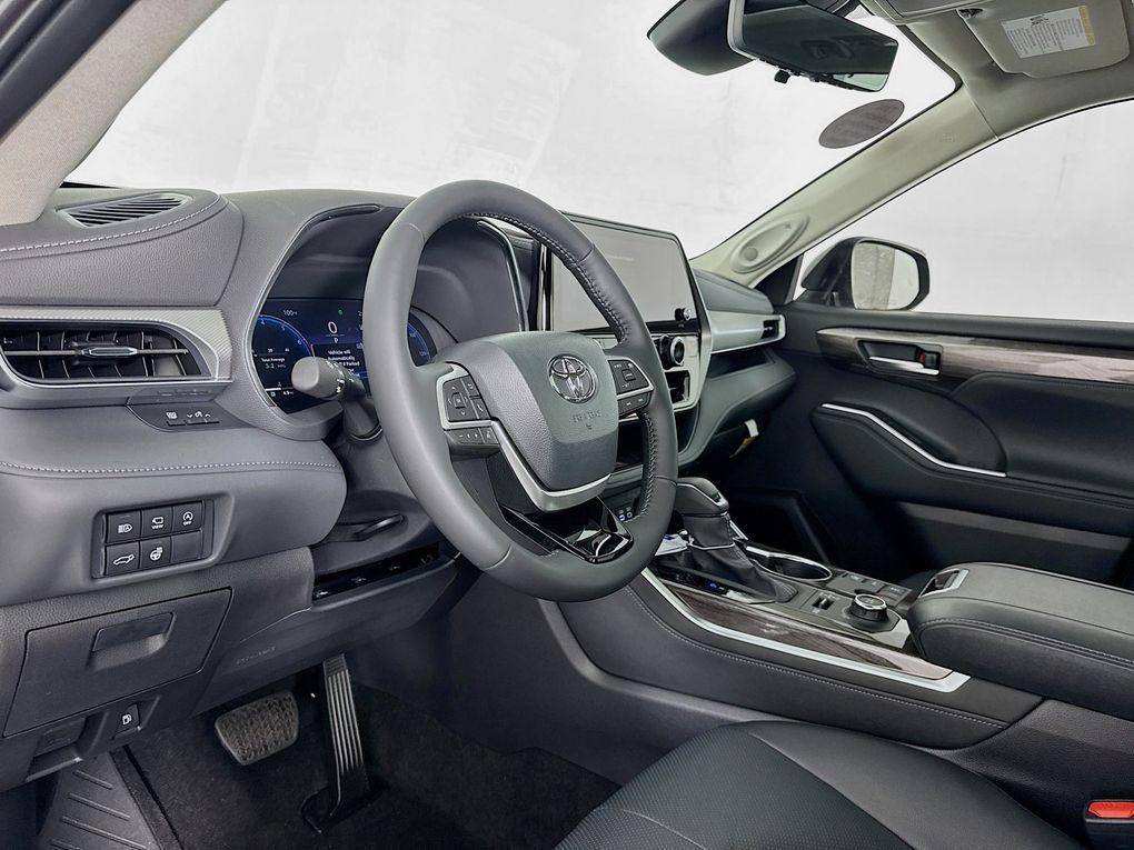 new 2025 Toyota Highlander car, priced at $55,591