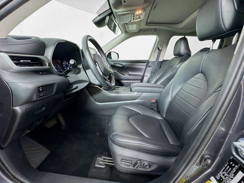 used 2021 Toyota Highlander car, priced at $25,500