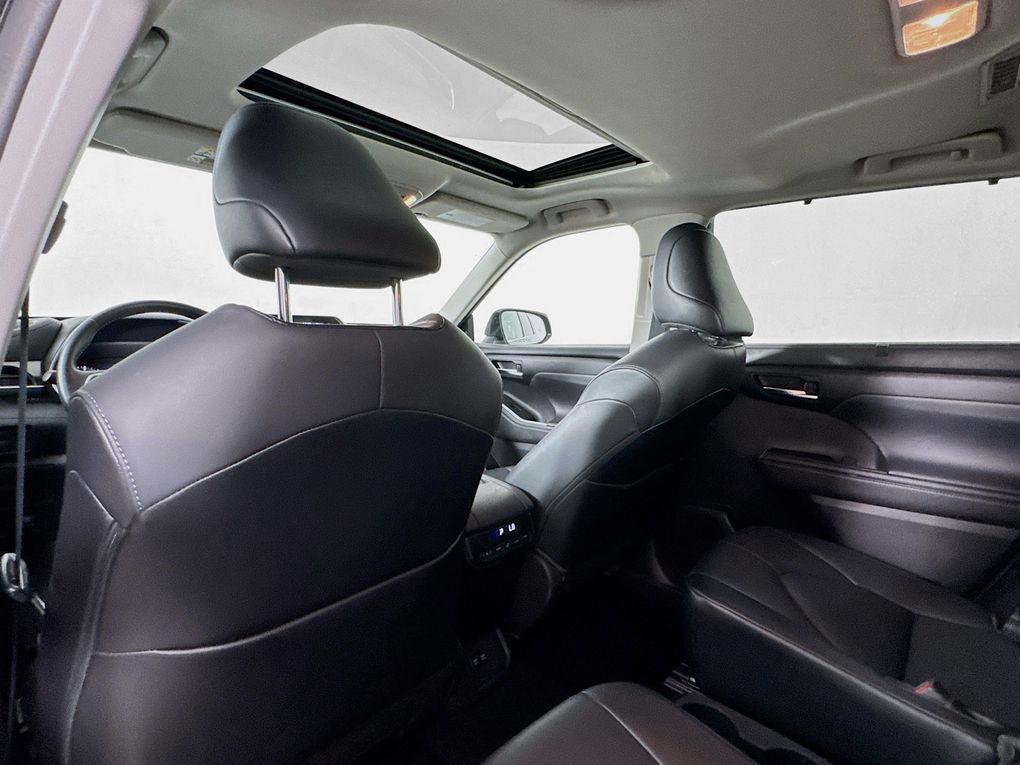 used 2021 Toyota Highlander car, priced at $25,500