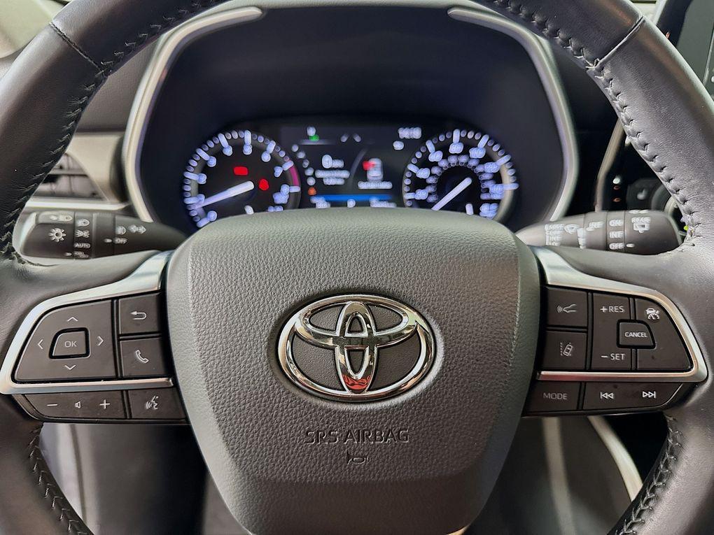 used 2021 Toyota Highlander car, priced at $25,500