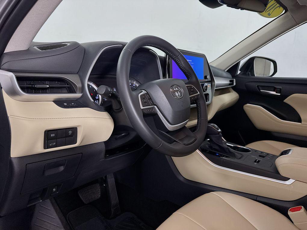 used 2025 Toyota Highlander car, priced at $43,900