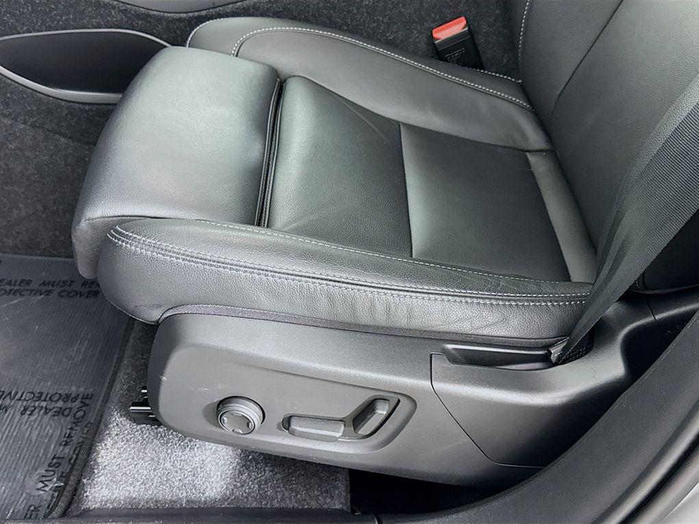 used 2025 Volvo XC40 car, priced at $35,800