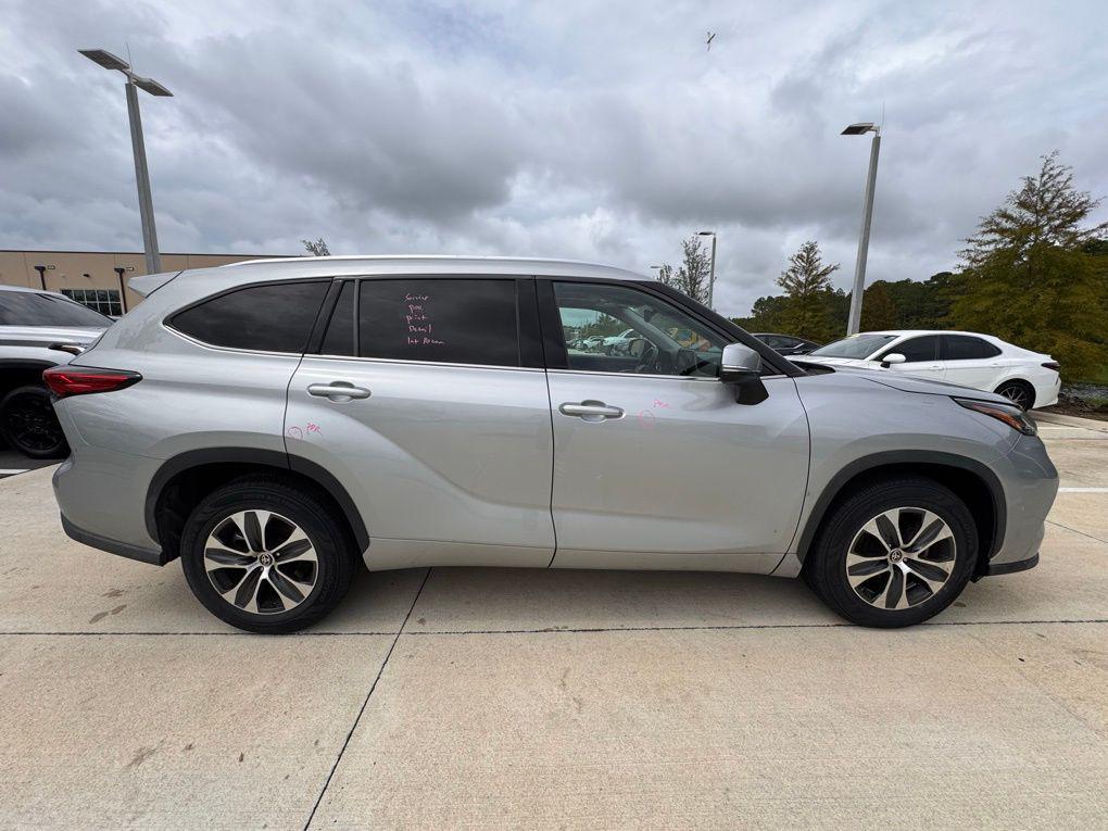 used 2021 Toyota Highlander car, priced at $26,800