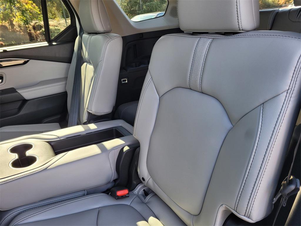 new 2025 Honda Pilot car, priced at $49,550