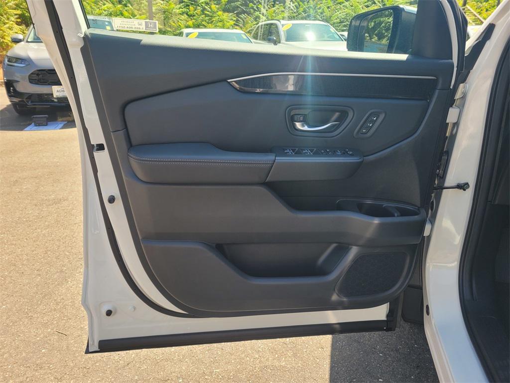 new 2025 Honda Pilot car, priced at $52,885