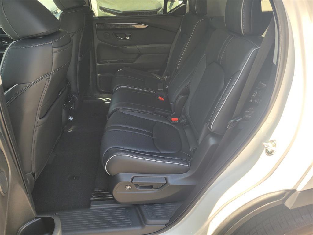 new 2025 Honda Pilot car, priced at $52,885