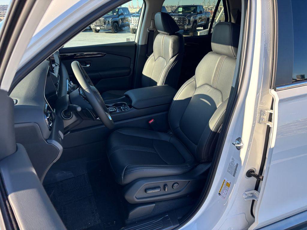 new 2025 Honda Pilot car, priced at $47,780