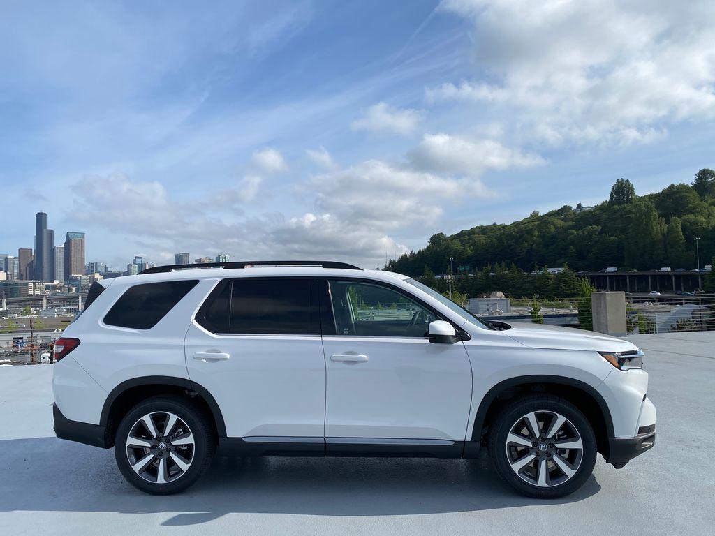 new 2025 Honda Pilot car, priced at $48,999