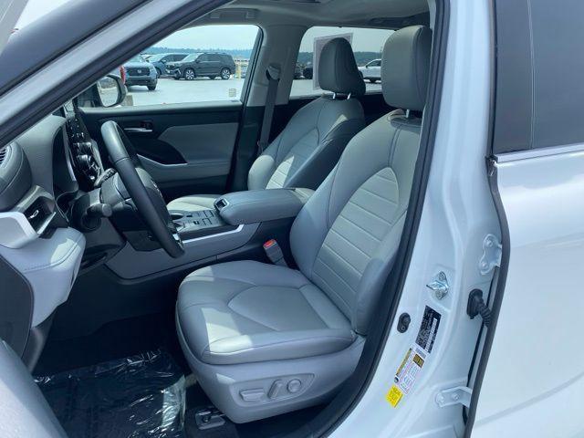 used 2021 Toyota Highlander car, priced at $37,988