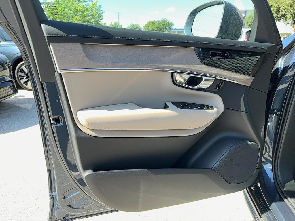 new 2025 Volvo XC90 car, priced at $69,155