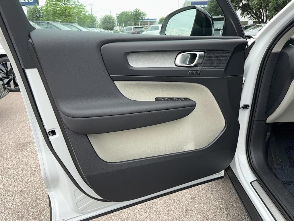 new 2025 Volvo XC40 car, priced at $47,435