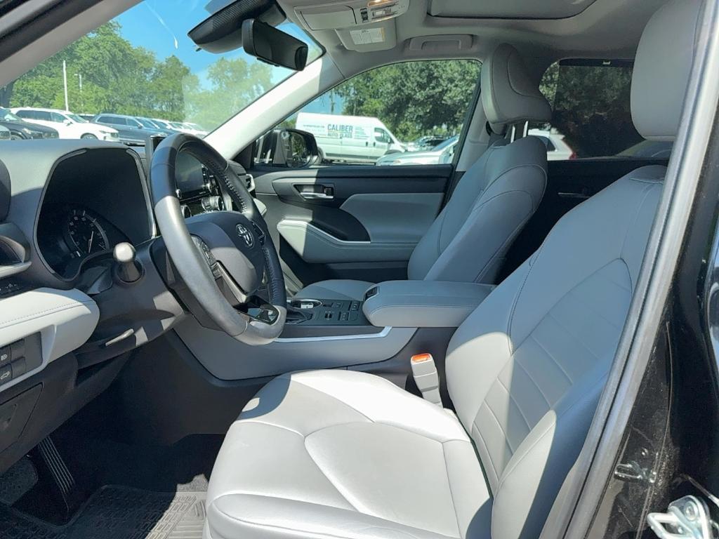 used 2021 Toyota Highlander car, priced at $35,495