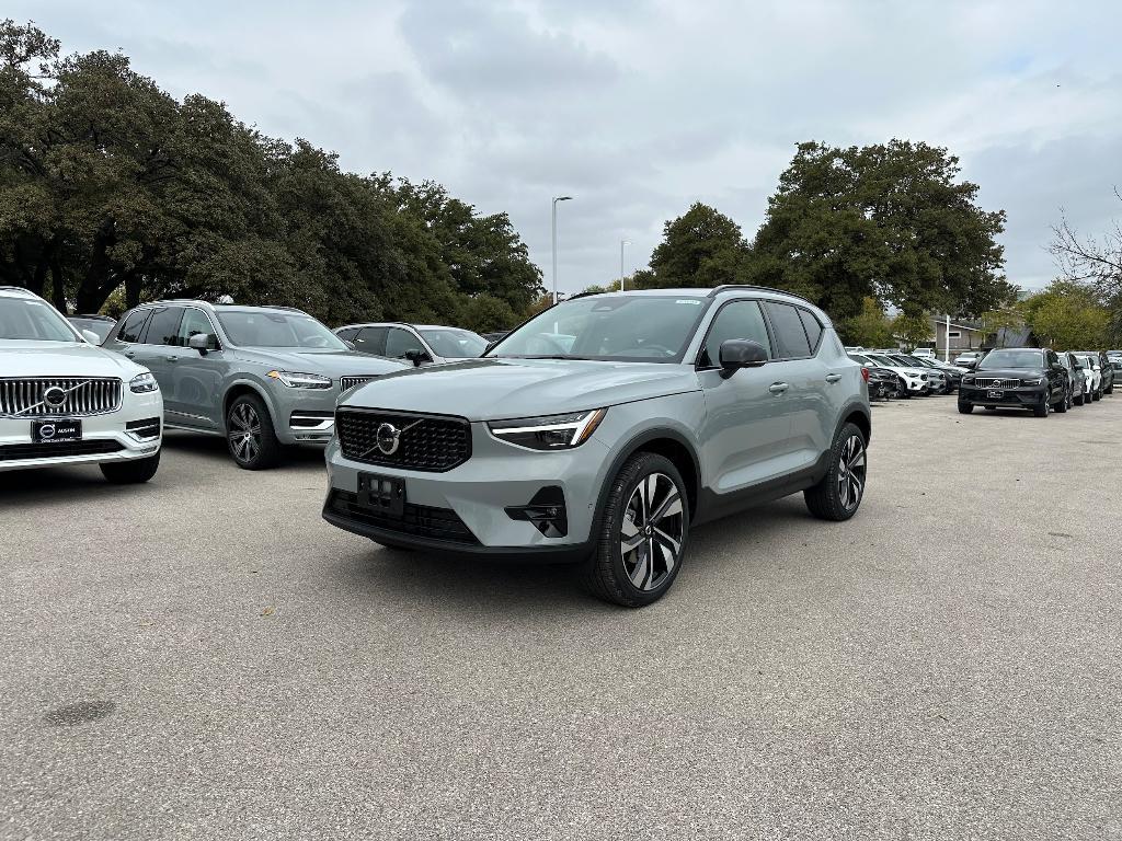 new 2025 Volvo XC40 car, priced at $51,000