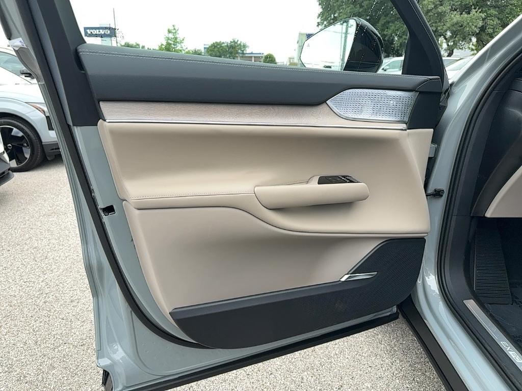 new 2025 Volvo EX90 car, priced at $91,450
