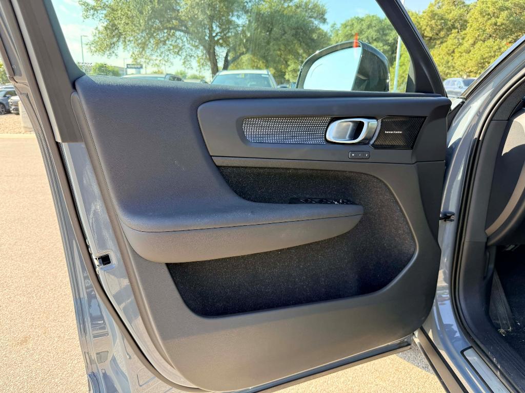 used 2020 Volvo XC40 car, priced at $25,995