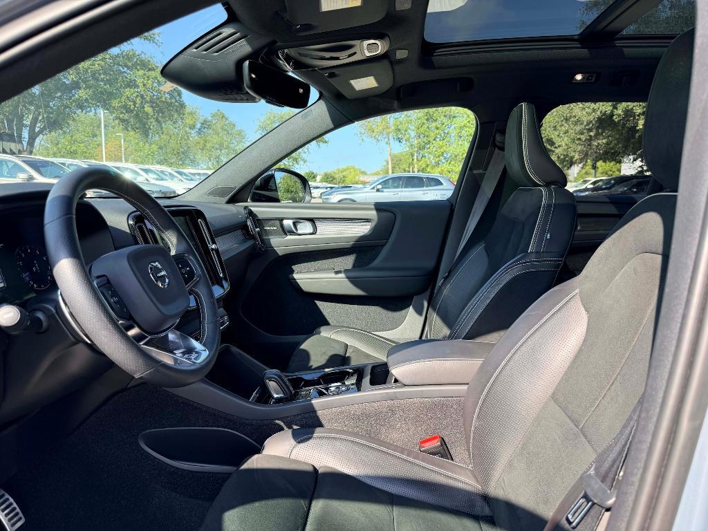 used 2020 Volvo XC40 car, priced at $25,995