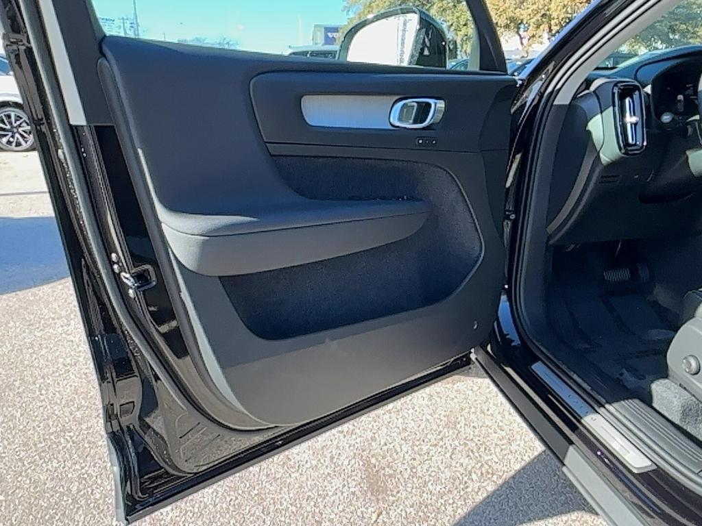 new 2025 Volvo XC40 car, priced at $46,035