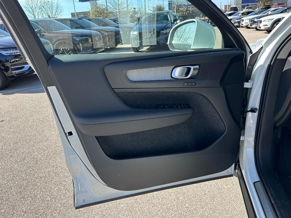 new 2025 Volvo XC40 car, priced at $45,485