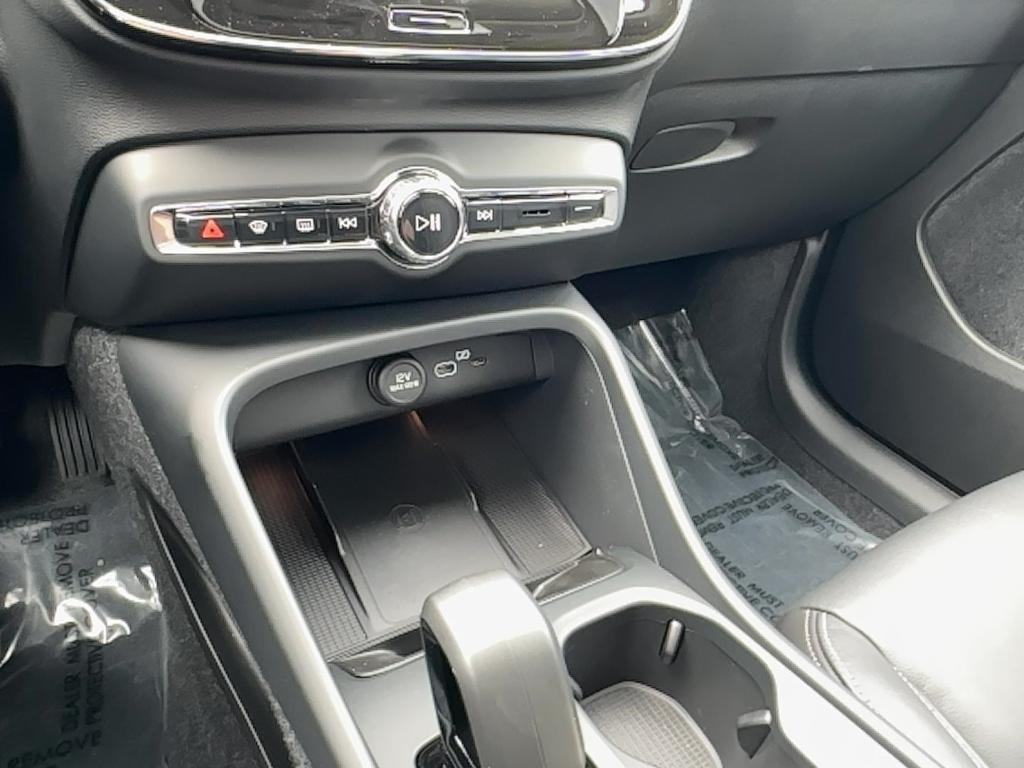 new 2025 Volvo XC40 car, priced at $45,485
