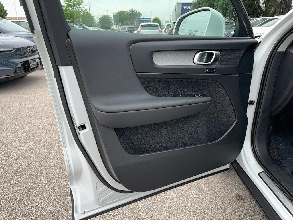 new 2025 Volvo XC40 car, priced at $45,485