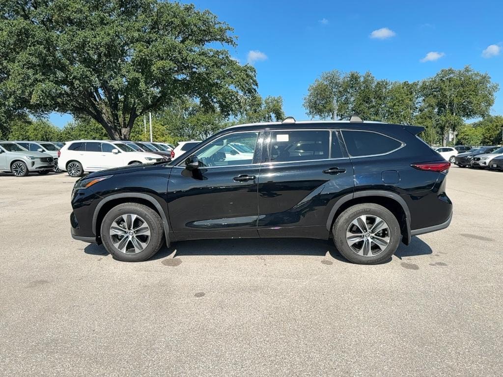 used 2021 Toyota Highlander car, priced at $29,995