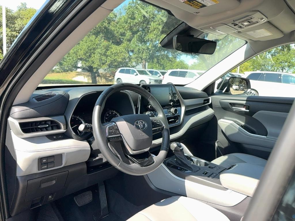 used 2021 Toyota Highlander car, priced at $29,995