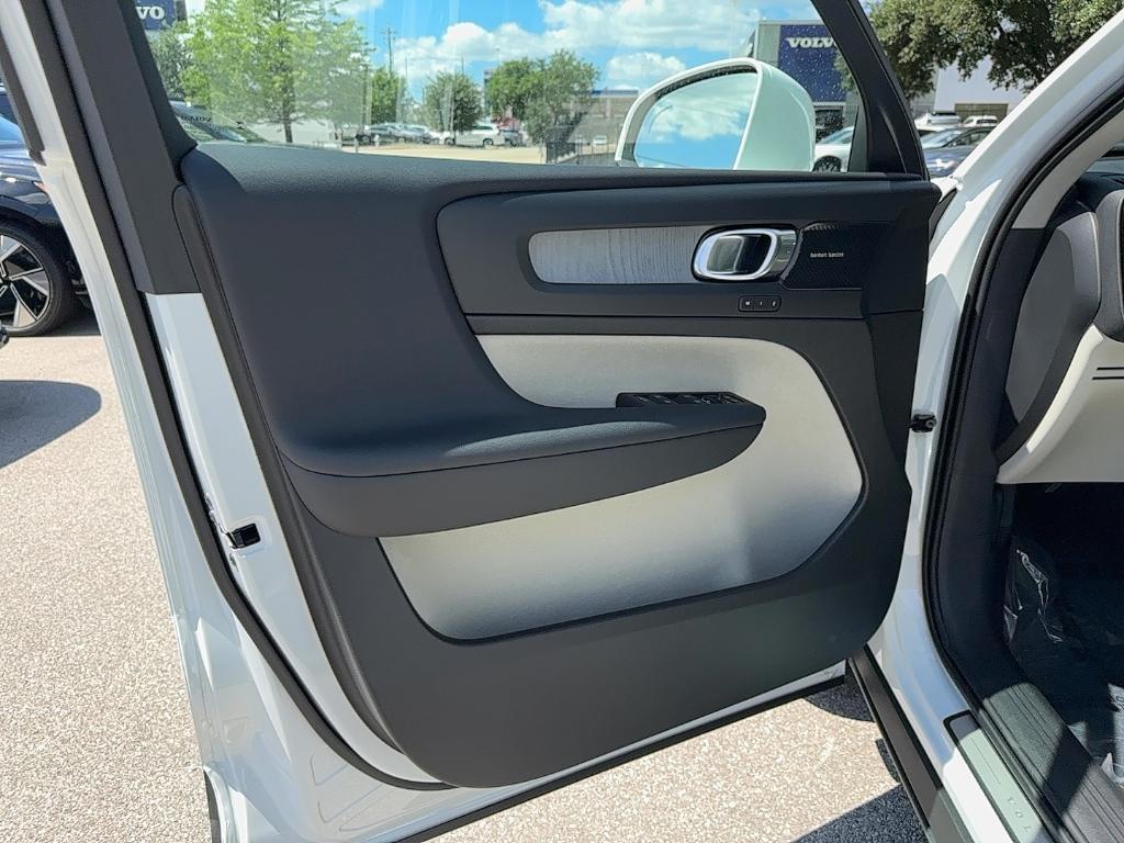 new 2025 Volvo XC40 car, priced at $51,015