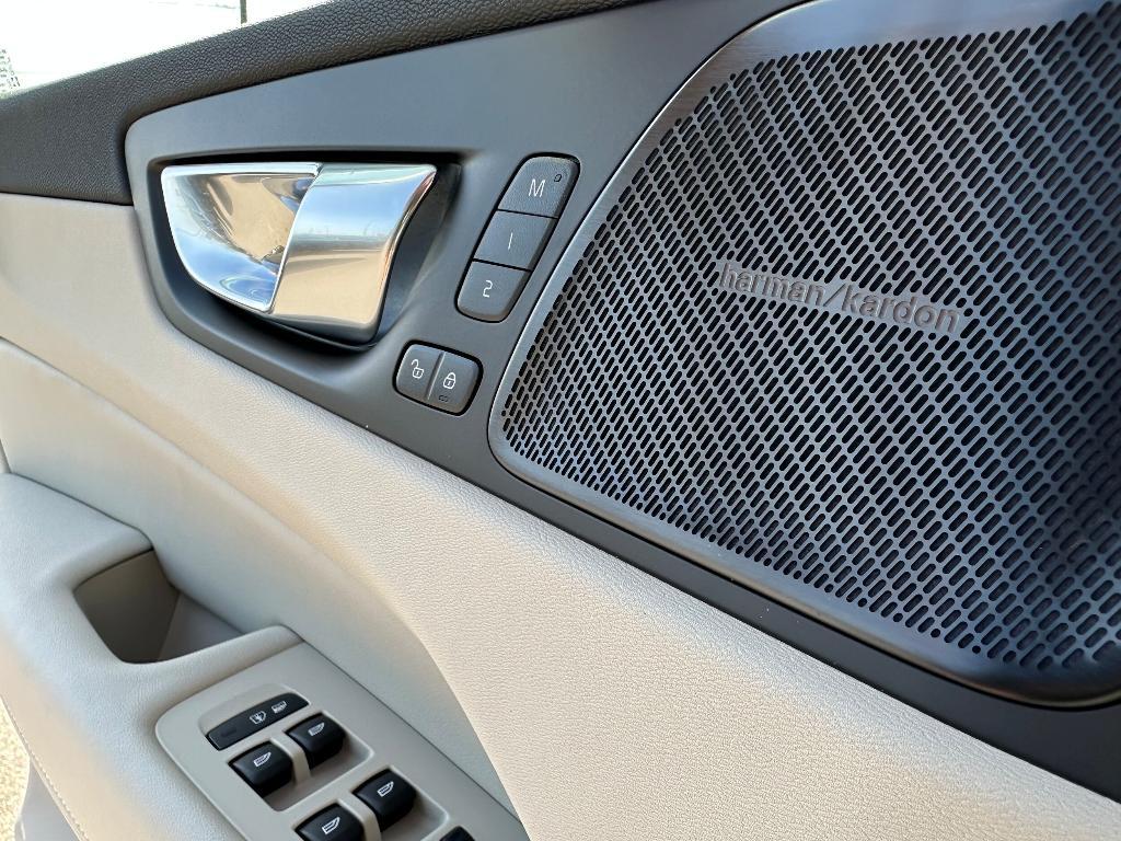 new 2025 Volvo XC60 car, priced at $59,910