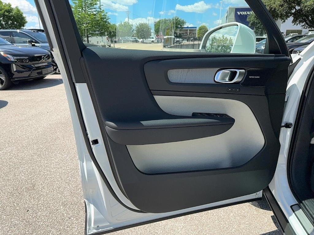 new 2025 Volvo XC40 car, priced at $51,015