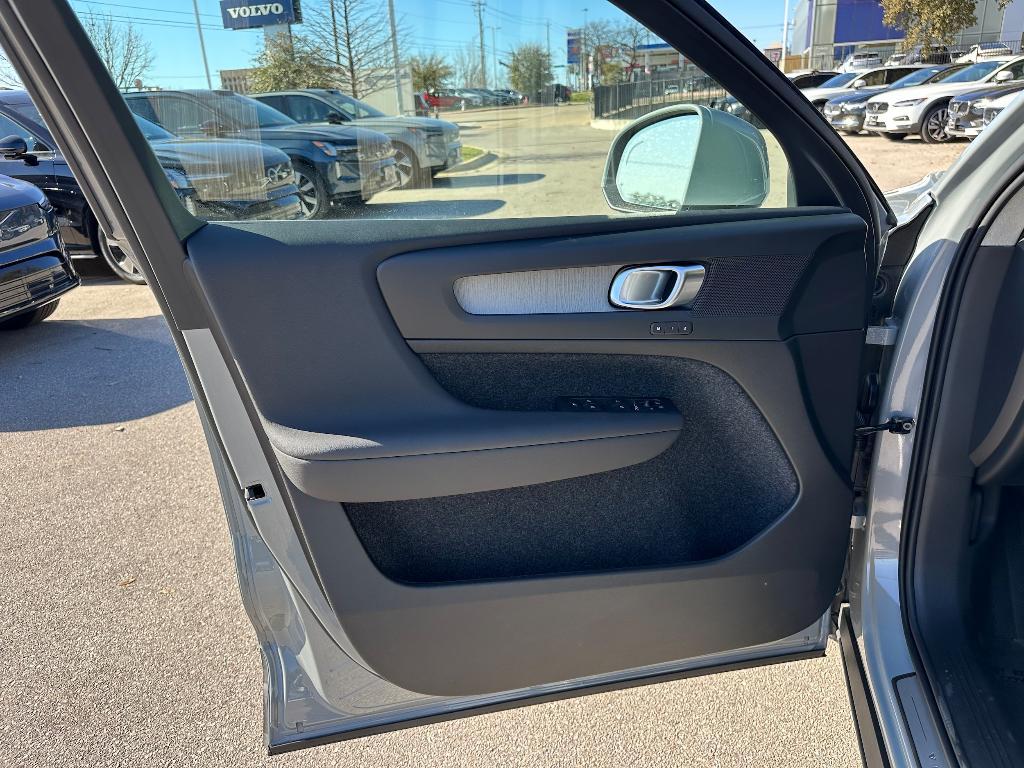 new 2025 Volvo XC40 car, priced at $46,035