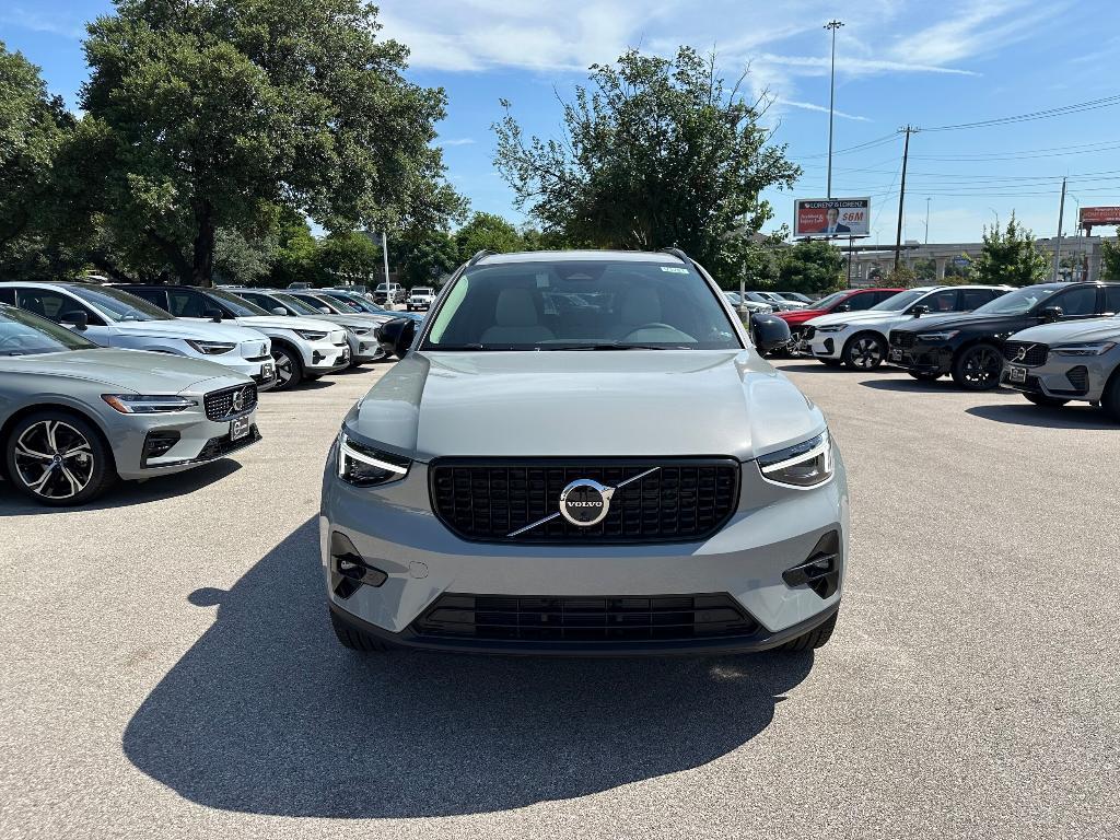 new 2025 Volvo XC40 car, priced at $49,970