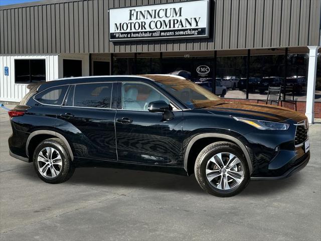 used 2021 Toyota Highlander car, priced at $34,998