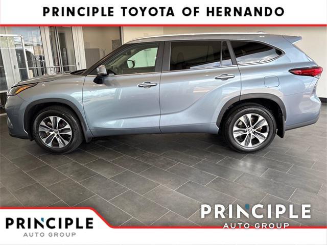used 2023 Toyota Highlander car, priced at $39,200
