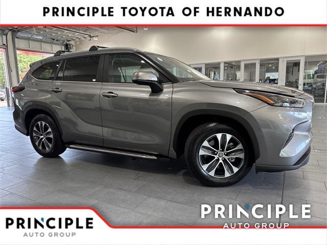 used 2025 Toyota Highlander car, priced at $46,400