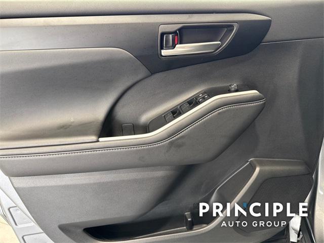 used 2025 Toyota Highlander car, priced at $46,400