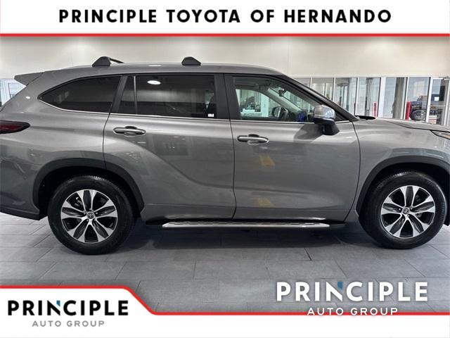 used 2025 Toyota Highlander car, priced at $46,400