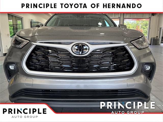 used 2025 Toyota Highlander car, priced at $46,400