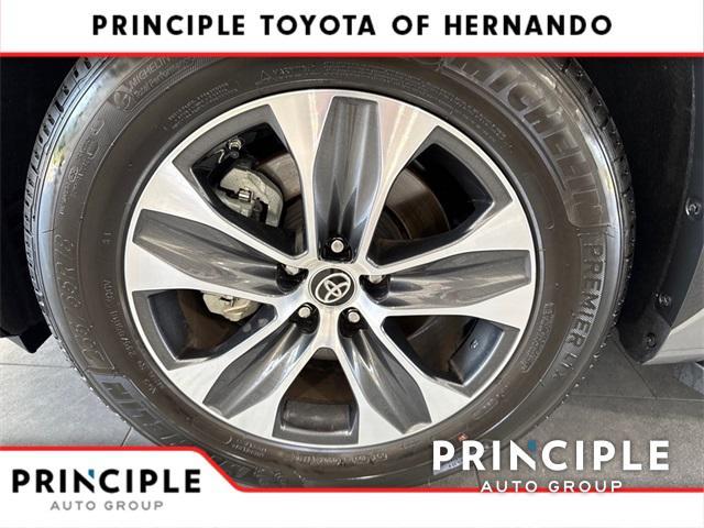 used 2025 Toyota Highlander car, priced at $46,400