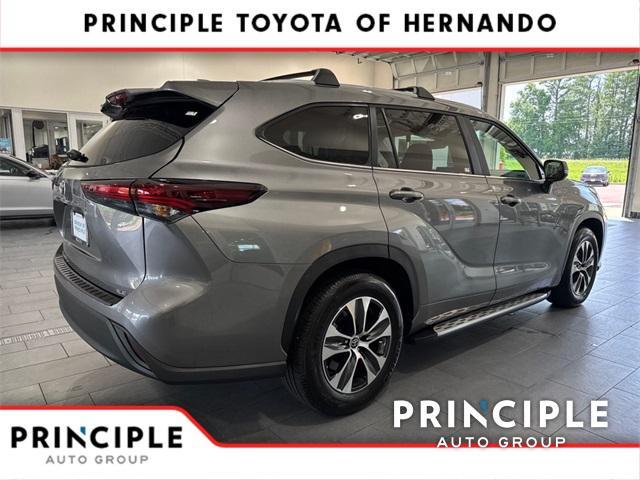 used 2025 Toyota Highlander car, priced at $46,400