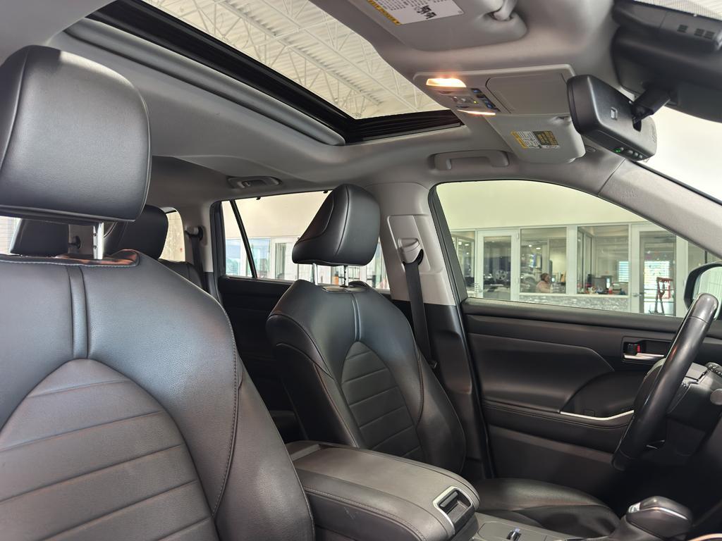 used 2021 Toyota Highlander Hybrid car, priced at $33,364